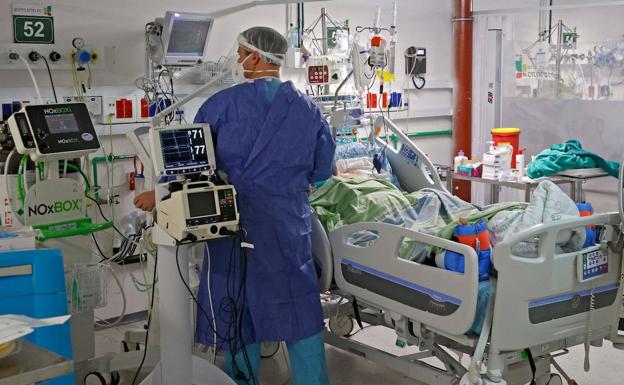 Un paciente con covid en la unidad de cuidados intensivos del Beilinson Hospital Rabin Medical Centre, en Petah Tikva. 