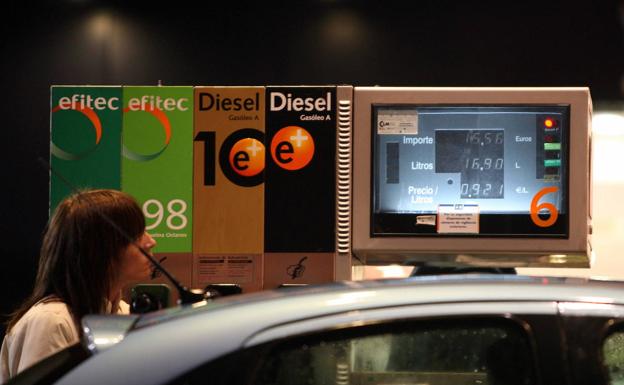 Una mujer llena el depósito de su coche en una gasolinera de Madrid 
