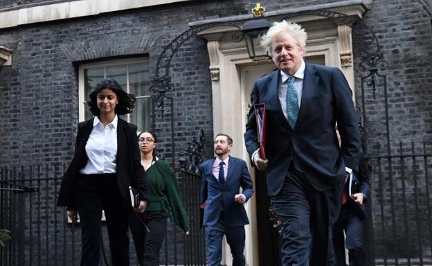 Munira Mirza, a la izquierda, junto a Boris Johnson en Downing Street. /AFP