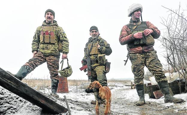 Miembros del Ejército ucraniano, en las inmediaciones de Pisky, un centro vacacional convertido hoy en una ciudad fantasma.