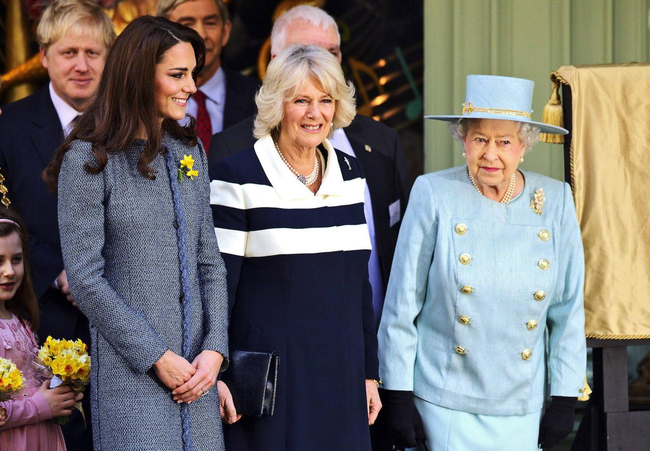 Kate Middleton, Camilla Parker-Bowles y la Reina, durante un acto conjunto el pasado 2 de febrero
