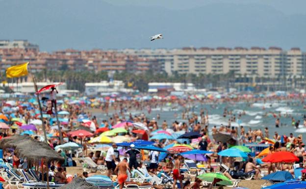 Baleares, Cataluña y Canarias, las comunidades más visitadas en 2021 por turistas internacionales