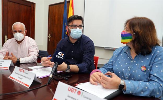 El secretario de UGT en Canarias, Manuel Navarro (i), el responsable confederal LGTBI de la UGT, Toño Abad (c) y la responsable de Igualdad en UGT Canarias, Mirna Ortega (d). 