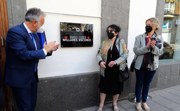 Ángel Víctor Torres, Elvireta Escobio y Coro Millares,ayer, junto a las placas conmemorativas en el Cicca. / EFE