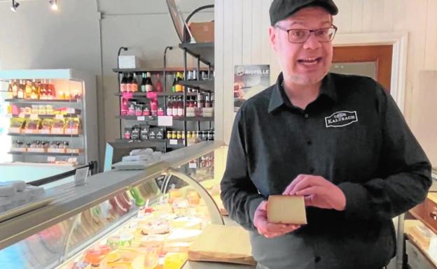 Un dependiente de la tienda de Yannick Achim en Montreal alaba el queso del grupo Ganaderos de Fuerteventura. 
