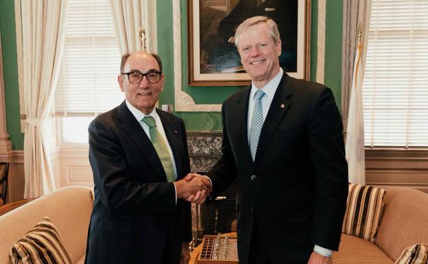 El presidente de Iberdrola, Ignacio Galán, junto al gobernador de Massachusetts, Charlie Baker.