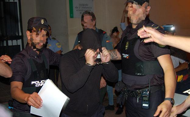 Traslado de los acusados a los juzgados de Estepona tras ser detenidos en junio de 2018. 