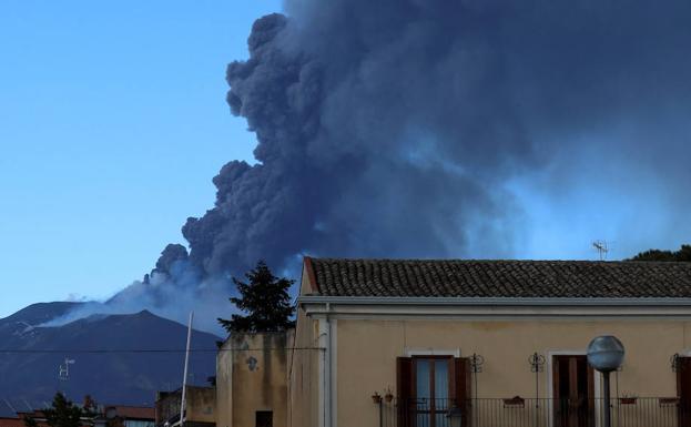 La rupción del Etna, vista desde la localidad de Nicolosi./Reuters