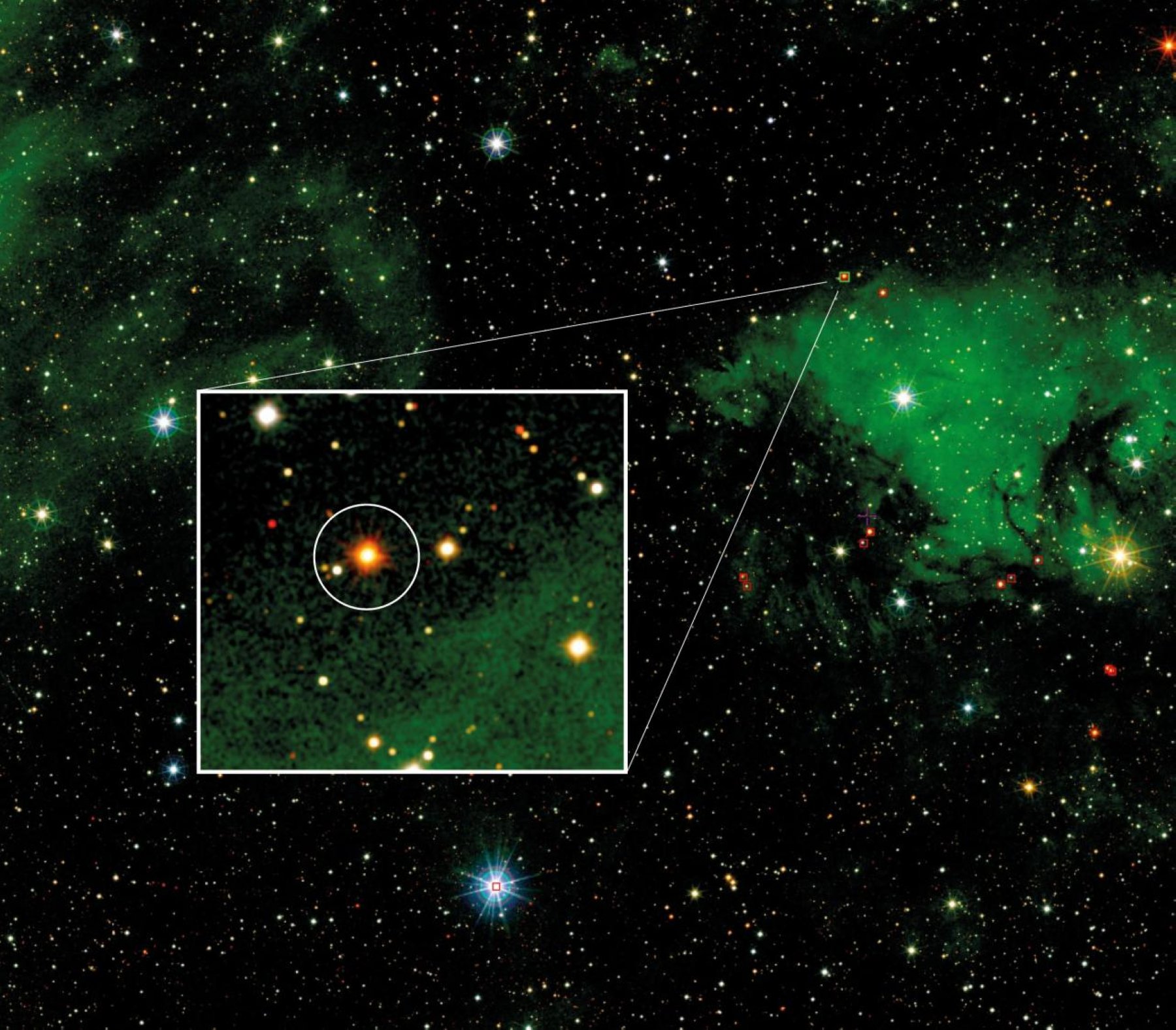 Región de Cygnus-X en las cercanías de la asociación Cygnus OB2. 2MASS J20395358+4222505 es la estrella enmarcada por encima de la nube de gas ionizado (en verde en la imagen) y que se puede ver en la imagen ampliada.. 