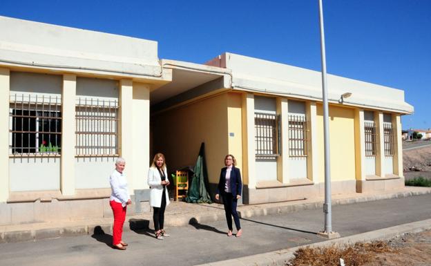 Clara Inés Martel, Candelaria González y Conchi Narváez, en las puertas del colegio. / FRANCISCO ROMERO