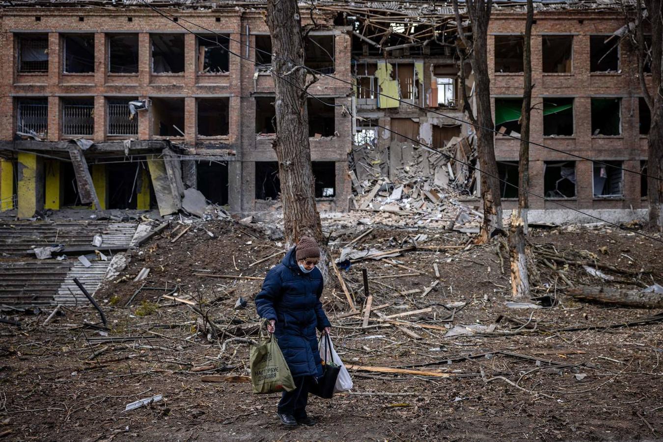 Una mujer camina entre las ruinas de un edificio tras el impacto de un misil ruso en la ciudad de Vasylkiv
