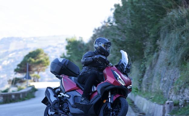 Entre motocicleta y scooter