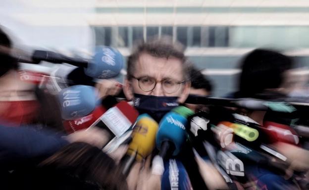 Alberto Núñez Feijóo atiende a los medios./EP