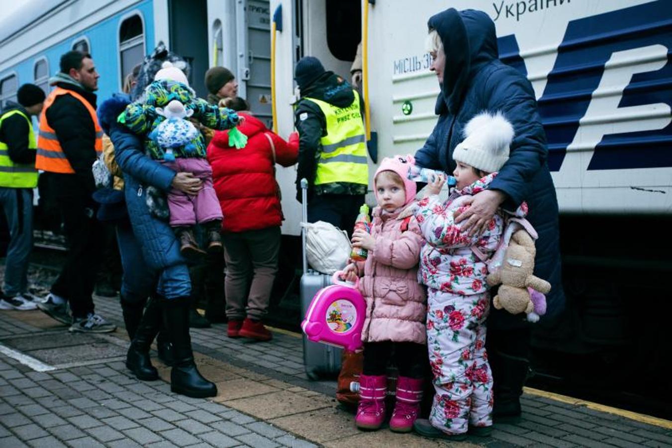 Un grupo de refugiados se suben a un tren en la ciudad polaca de Chelm. 