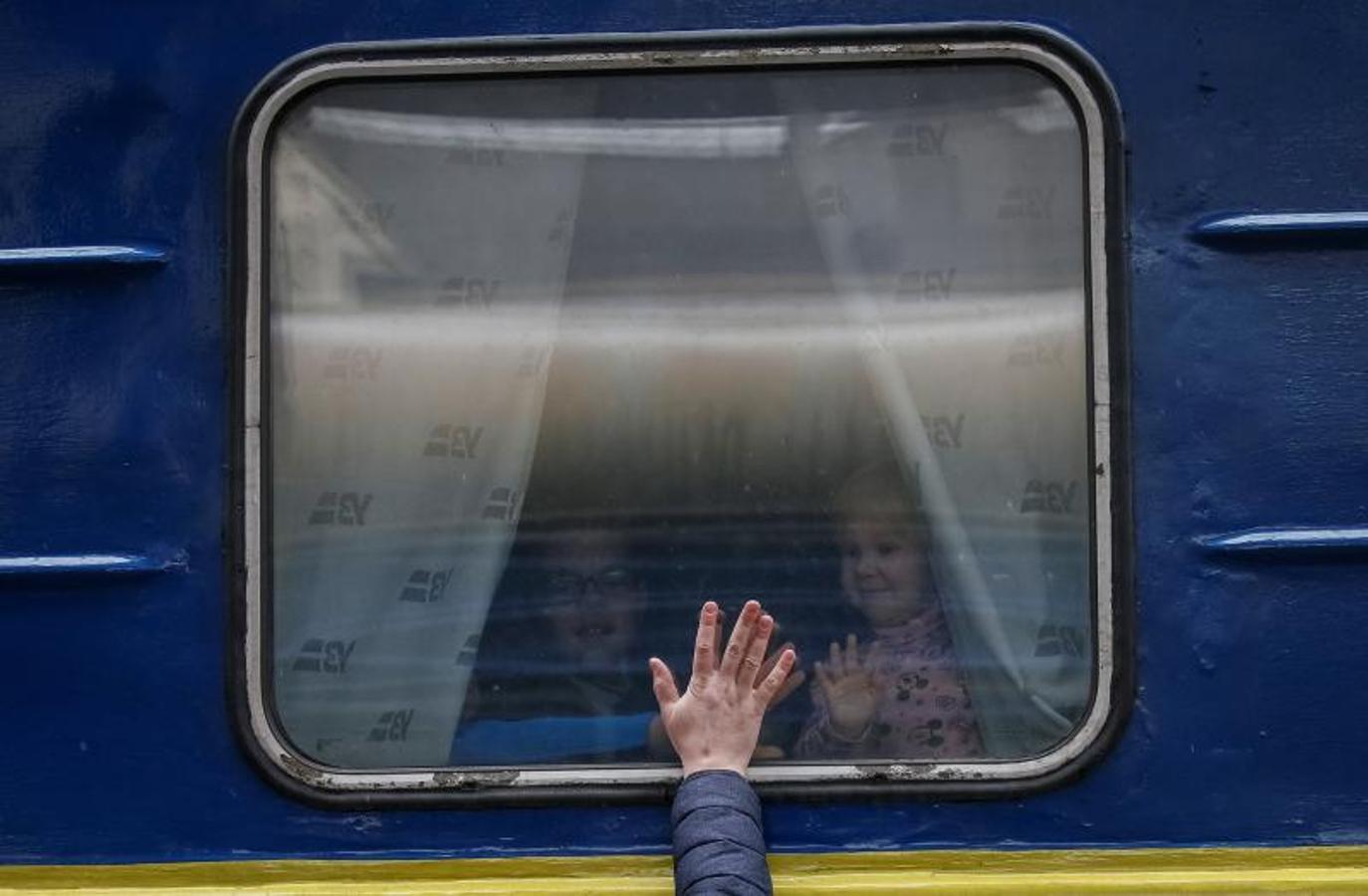 Un padre se despide de sus hijos en la estación de Kiev. 