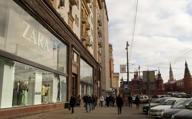 Tienda de Zara en una calle de Moscú, una de las 86 de su marca señera con que cuenta Inditex en territorio ruso./Efe