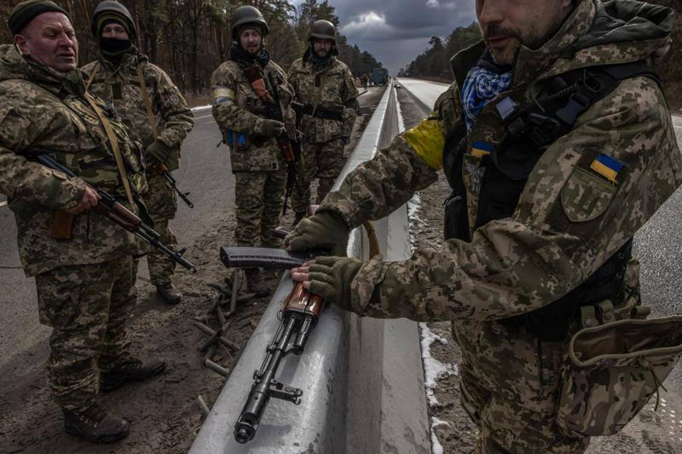 Un grupo de soldados ucranianos armados en Kiev.