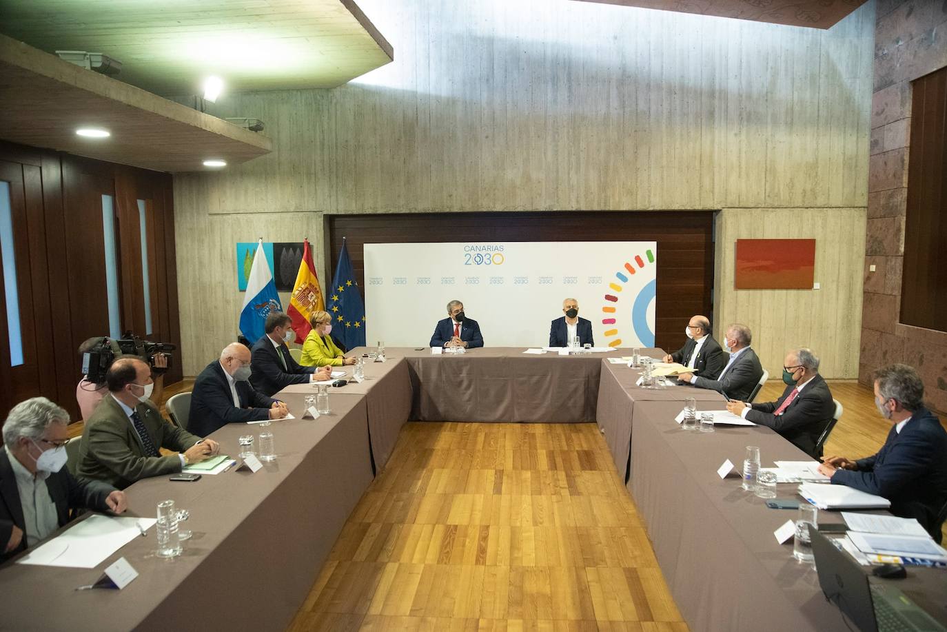 Imagen del encuentro celebrado ayer entre el vicepresidente, Román Rodríguez, y los partidos políticos. /C7