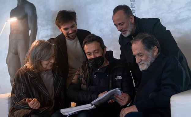 El director Salvador Calvo junto a Javier Gutiérrez, Petra Martínez, Carlos Cuevas y Ramón Barea./