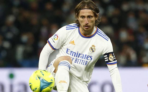 Luka Modric controls the ball.  / Javier Barbancho (Reuters)
