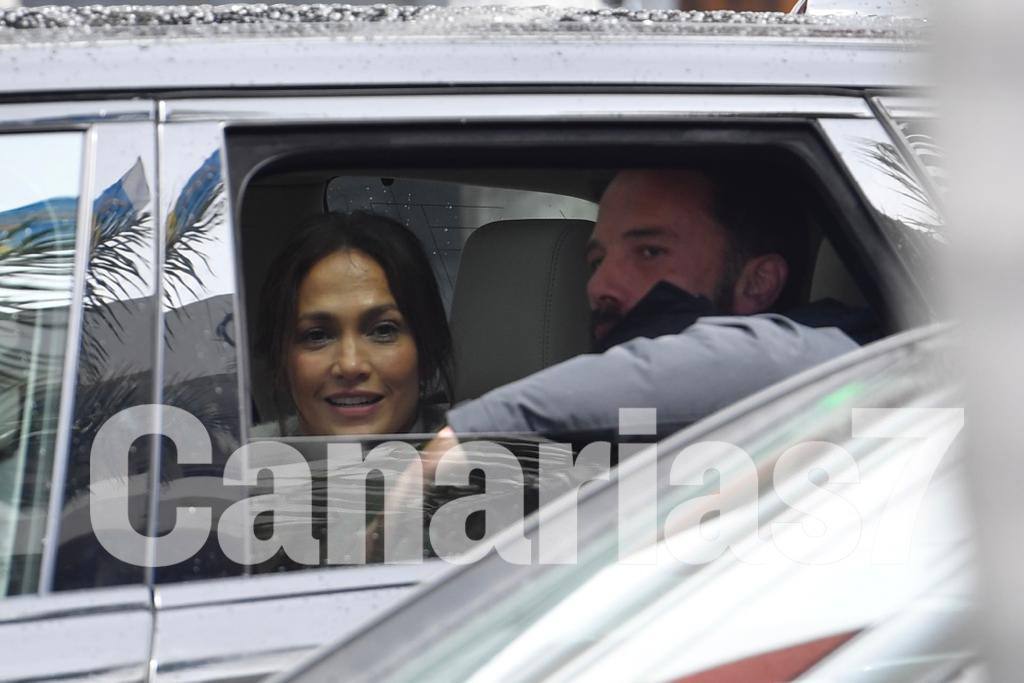 Jennifer Lopez y Ben Affleck, a la salida de la casa donde se quedan estos días en Gran Canaria. /Juan carlos alonso