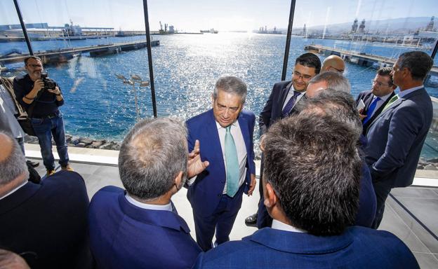Antonio Armas, at the opening ceremony of the La Luz passenger terminal in January 2020, explaining the project to the authorities. 
