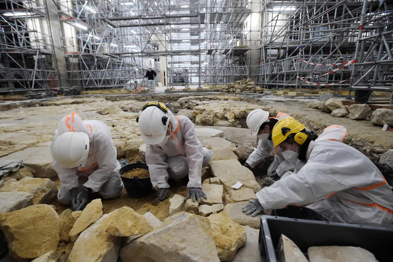 They find under Notre-Dame burials and remains of the primitive cathedral