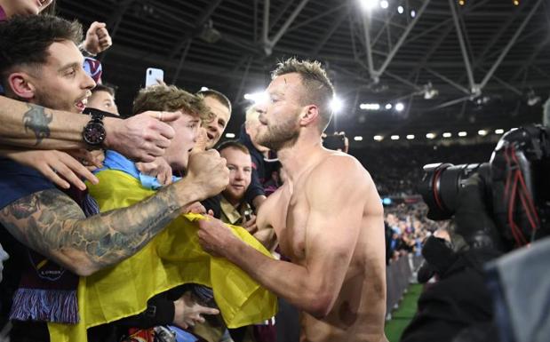 Andriy Yarmolenko celebra su decisivo gol al Sevilla con unos aficionados ucranianos.