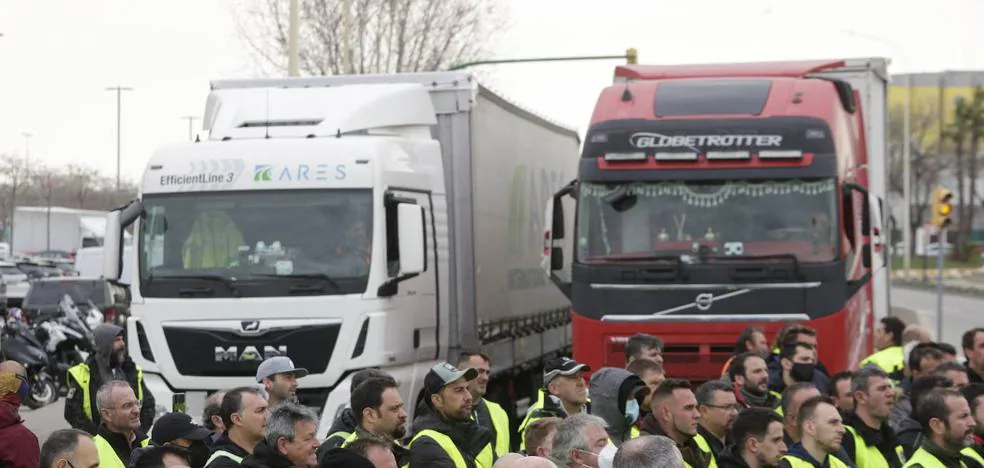 Interior tries to get around the blockade of the strike with massive escort of convoys