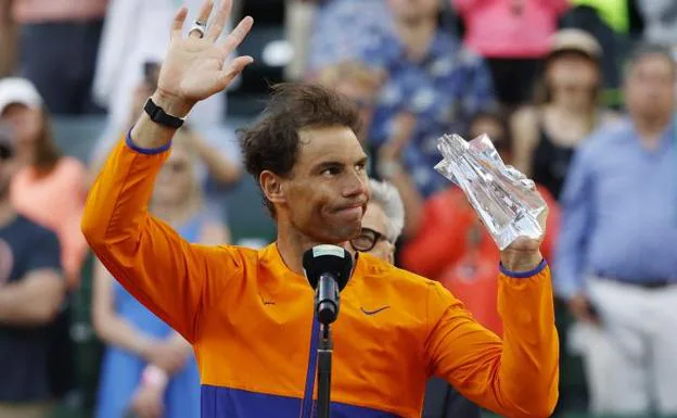 El español Rafael Nadal con el trofeo de finalista tras perder ante el estadounidense Taylor Fritz.