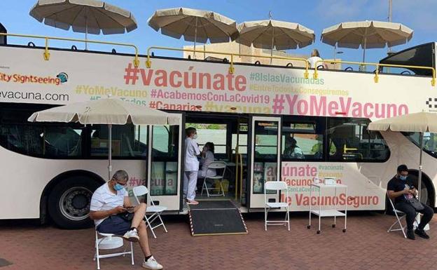 The 'Vacuguagua' arrives at the Yumbo in Playa del Inglés