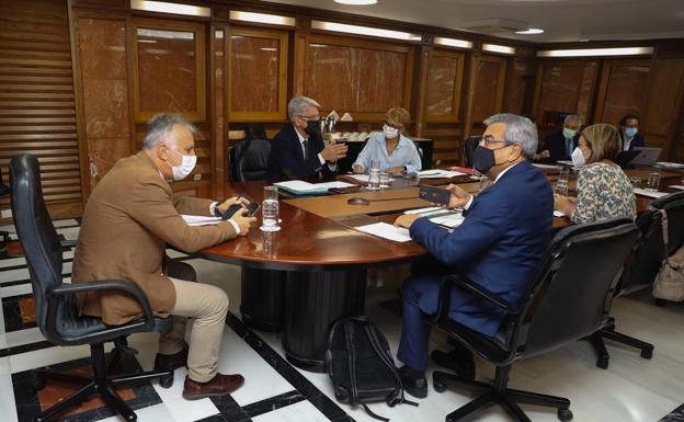 Imagen de archivo de una sesión del Consejo de Gobierno de Canarias presidido por su titular, Ángel Víctor Torres. 