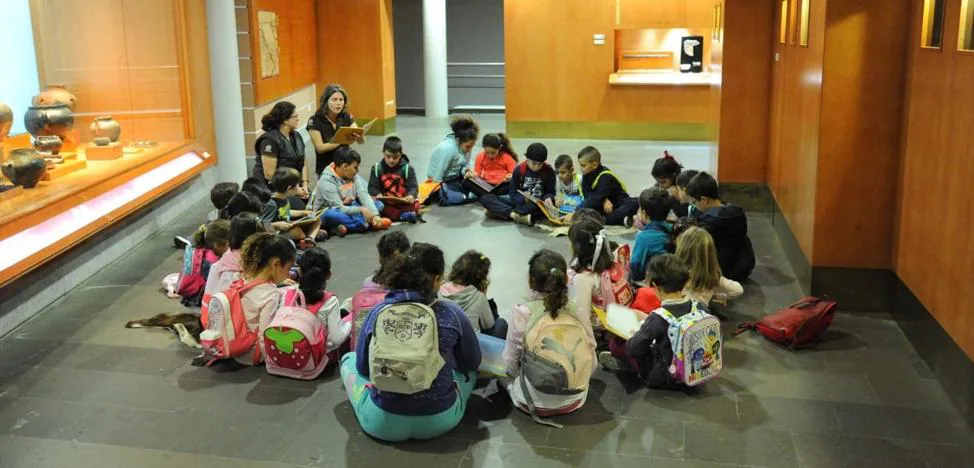 The workshops of the island museums of the Cabildo offer readings for schoolchildren during the month of April