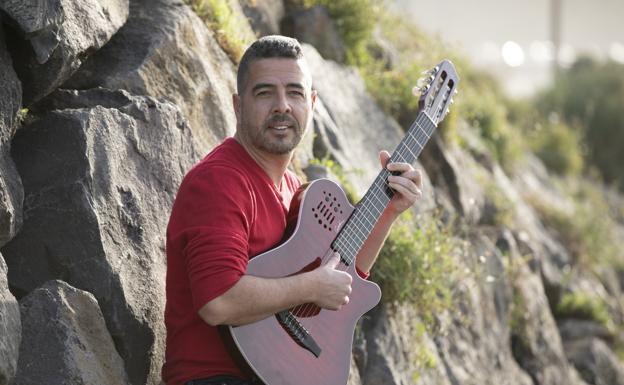 The singer-songwriter from Gran Canaria Sergio Alzola stars in an acoustic concert with guests at the Cicca.  /C7