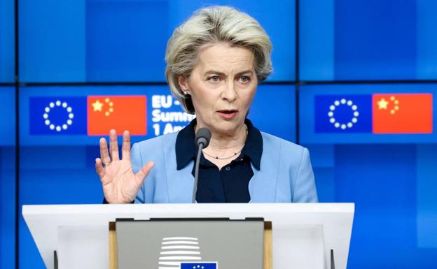La presidenta de la Comisión Europea, Ursula von der Leyen, este viernes durante la rueda de prensa en Bruselas.