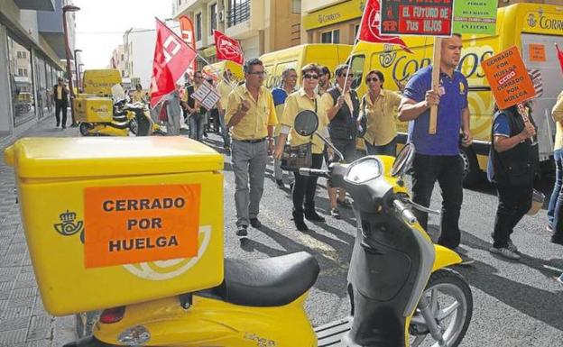 Imagen de archivo de una huelga del pesonal de Correos. /c7