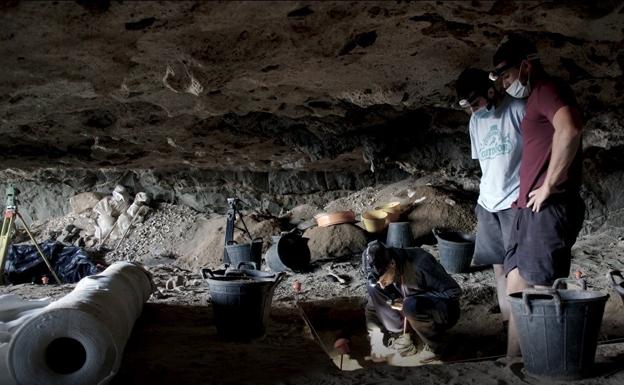 Los arqueólogos de la empreas Arenisca, en noviembre de 2021, cuando prospectaron la cueva. /c7