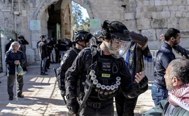 Agentes israelíes chequean a palestinos cerca de la Explanada de las Mezquitas. 