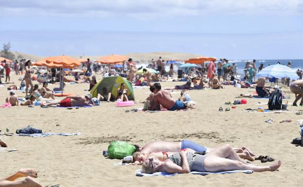 Turistas y residentes compartiendo un día de playa en el sur de Gran Canaria. /Juan Carlos Alonso