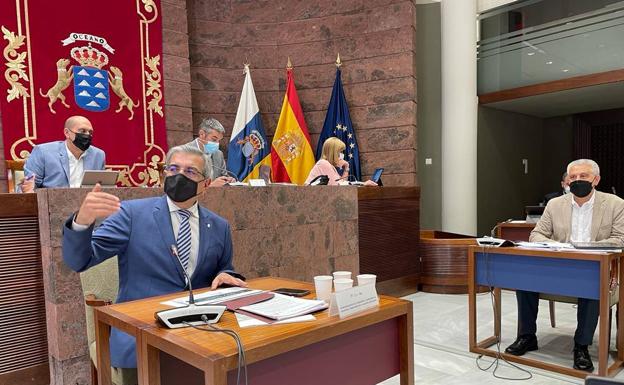 Archive image of the Vice President and Minister of the Treasury, Román Rodríguez, in Parliament.  /c7