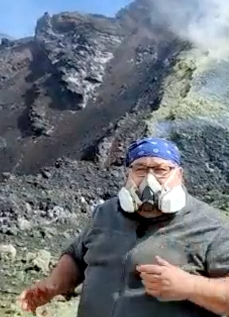 Nemesio Pérez, on the edge of the crater, in a video broadcast by Involcan. 