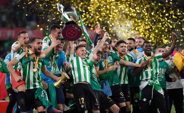 Los jugadores del Betis celebran el título de Copa conquistado el sábado ante el Valencia en La Cartuja. /AFP