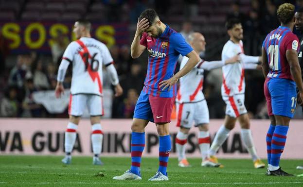 Jordi Alba se lamenta tras la derrota del Barça ante el Rayo.