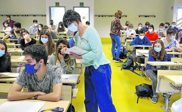 Unas profesora reparten hojas de exámenes en el País Vasco. 