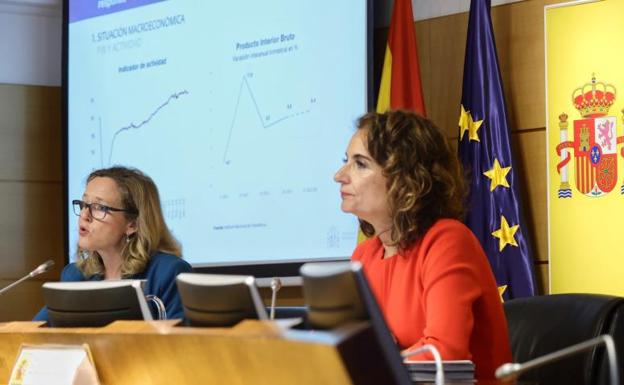 Las ministras Calviño y Montero durante la presentación del nuevo cuadro macroeconómico.