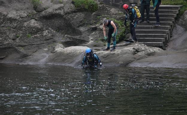 Members of the rescue teams looking for the body of the boy, who was finally found this Sunday.