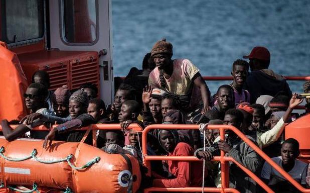 Inmigrantes que viajaban en patera rescatados por Salvamento Marítimo, en imagen de archivo. /