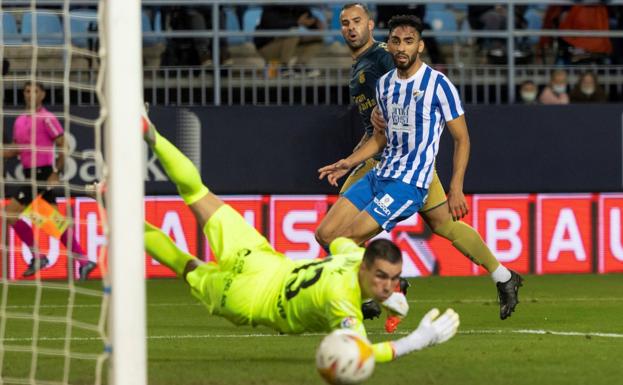 Jesé caresses the goal at La Rosaleda during UD's visit to Málaga. 