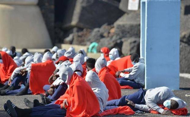Imagen de inmigrantes recién llegados a la isla de El Hierro. 