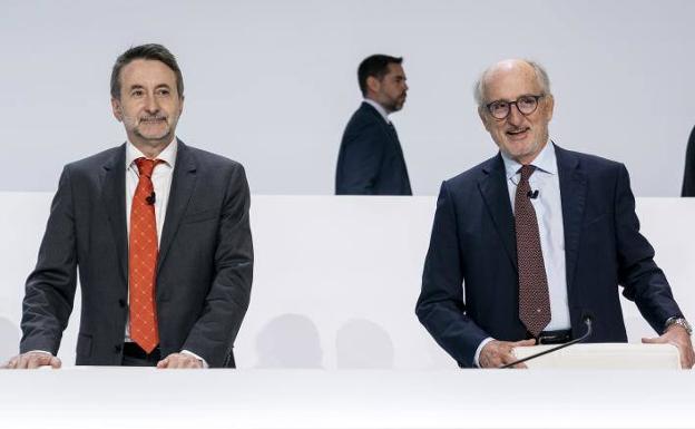 El consejero delegado de Repsol, Josu Jon Imaz,, y el presidente de Repsol, Antonio Brufau, durante la Junta General de Accionistas de la compañía